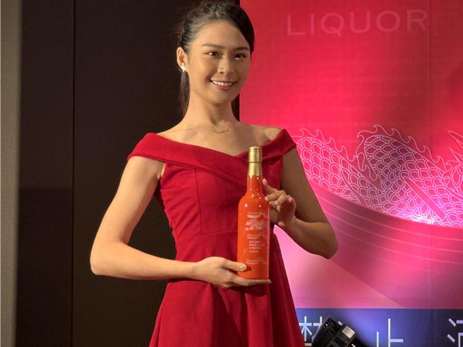 首发58.8度「珑时-砖红厝」酒款，以经典瓶型烤上砖红漆色，温暖喜气，象徵游子在隆冬时节返乡团圆，温暖入心。(于家麒摄)