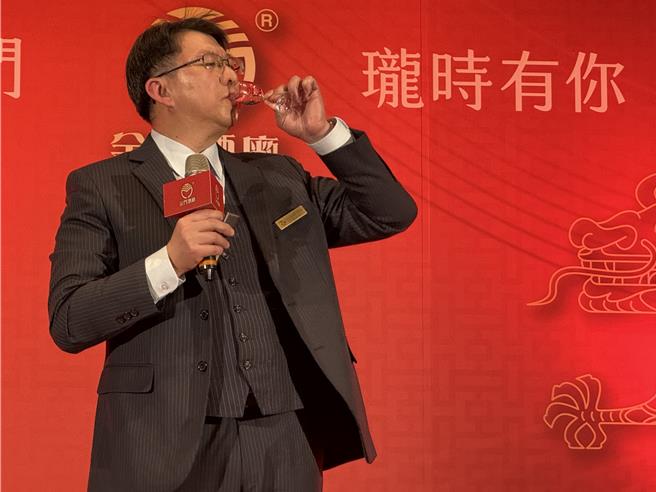 金酒品酒师吕宜儒也在发布会中带领大家品饮「砖红厝」，娓娓道出其独特的色香味。(于家麒摄)