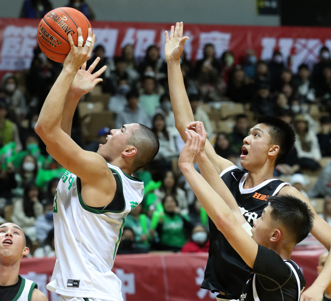 松山高中葉旭森（左）單場21分、22籃板表現出色。（劉宗龍攝）