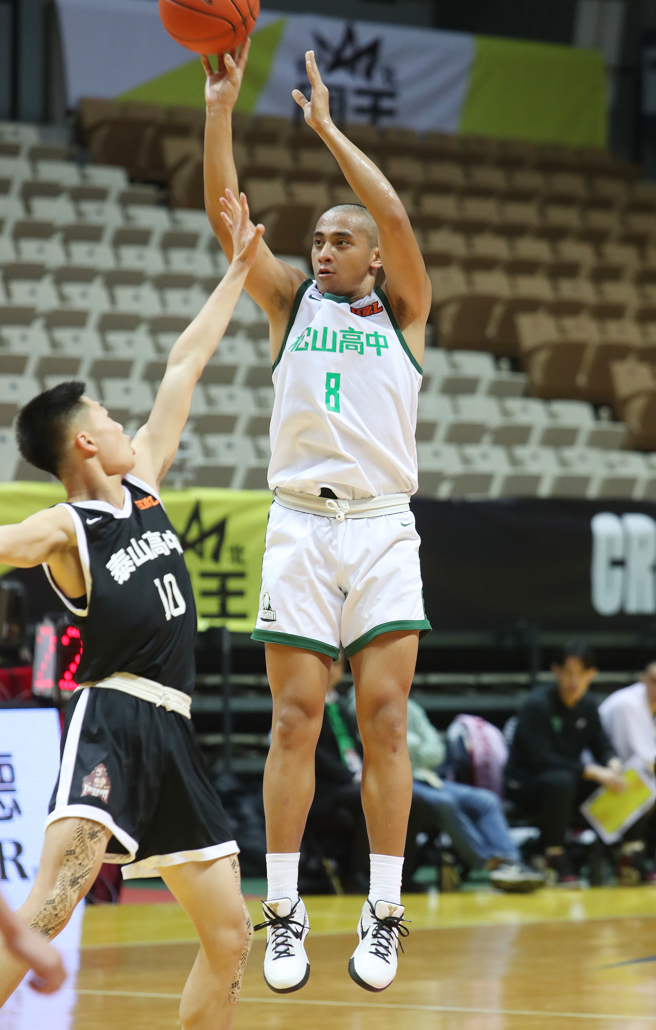 松山高中林現惟（右）貢獻22分、10籃板。（劉宗龍攝）