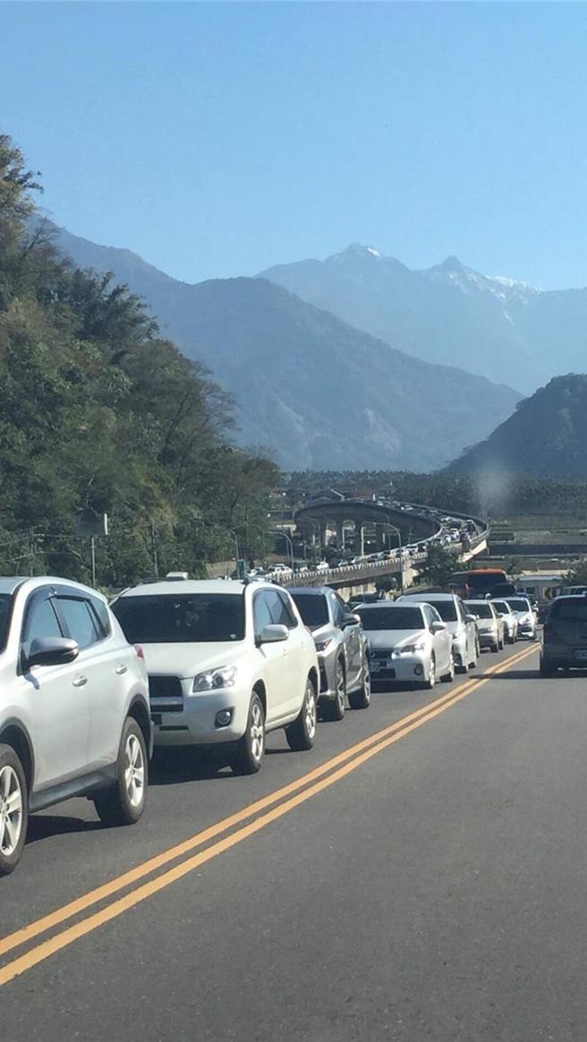 因應南投縣信義鄉每年春節賞梅賞櫻人潮車潮不斷，縣府特別加強交通疏導措施因應。信義鄉農會提供