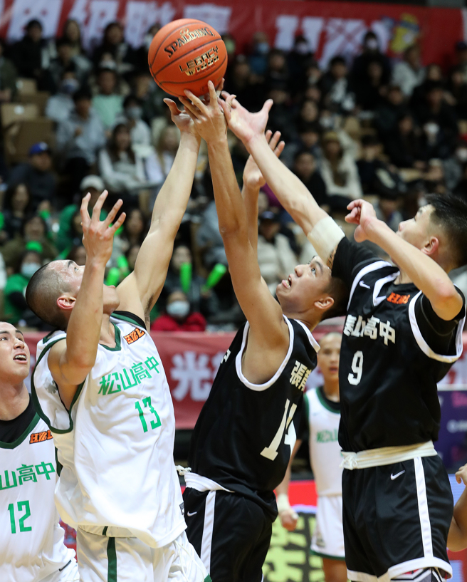 松山高中、泰山高中球員奮力爭奪球權。（劉宗龍攝）