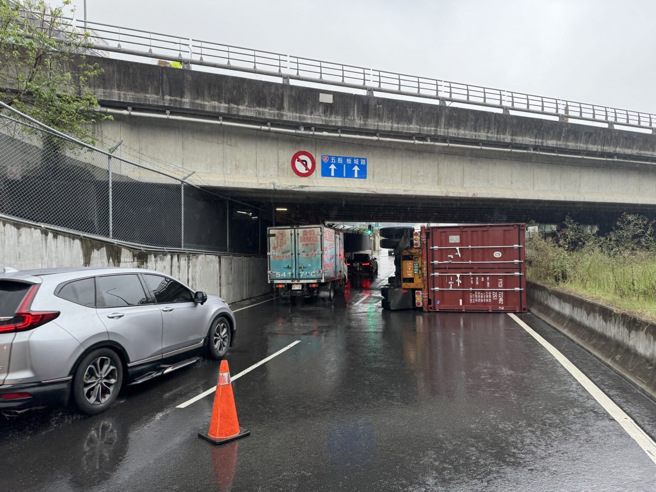 今25日下午14时许，新北市板桥区新北特二号快速道路下方环河道路上发生一起车祸。（图／警方提供）