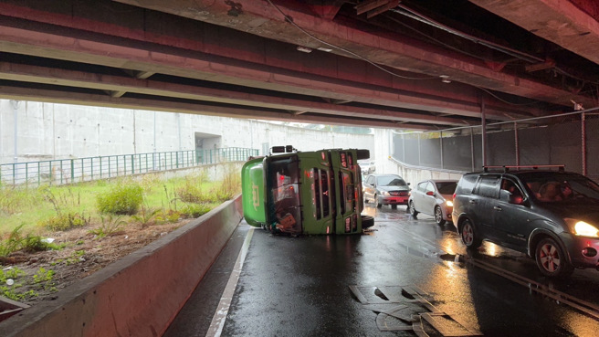 今25日下午14时许，新北市板桥区新北特二号快速道路下方环河道路上发生一起车祸。（图／警方提供）