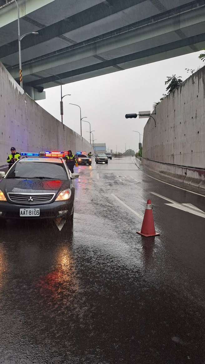 今25日下午14时许，新北市板桥区新北特二号快速道路下方环河道路上发生一起车祸。（图／警方提供）