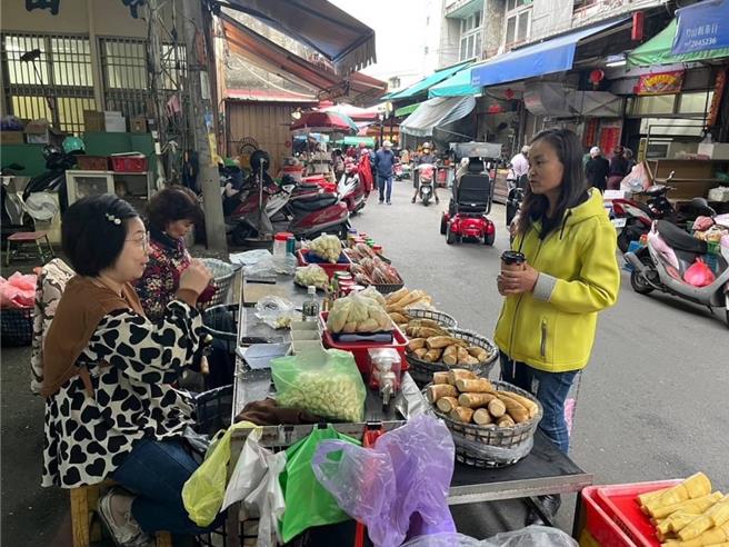 春节将届，竹山镇公所笋子市场也出现採买冬笋送礼或自用的人潮。竹山镇公所提供