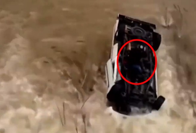 美国女子意外翻车，人车掉落河道，漂流15小时终于被救起。（图／翻摄微博）