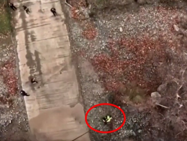 美国女子意外翻车，人车掉落河道，漂流15小时终于被救起。（图／翻摄微博）