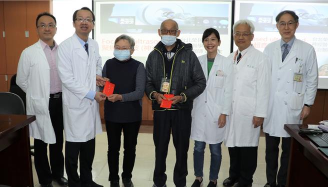 病患刘先生（中）、马女士（左3）与北荣神经医学中心团队合影。（北荣提供／林周义台北传真）