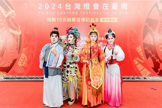 孙翠凤（右2）扮演妈祖现身2024台湾灯会在臺南。（三立提供）