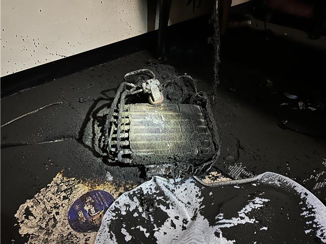 基隆市福一街一处民宅屋主傍晚发现放在客厅的一台除湿机突传爆炸声响，接着冒出火烟，消防人员获报后赶至现场，初步调查除湿机疑自燃后整个烧毁。（基隆市消防局提供／徐佑升基隆传真）