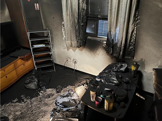 基隆市福一街一处民宅屋主傍晚发现放在客厅的一台除湿机突传爆炸声响，接着冒出火烟，消防人员获报后赶至现场，初步调查除湿机疑自燃后整个烧毁，现场熏黑一片。（基隆市消防局提供／徐佑升基隆传真）