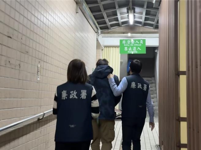 新北地檢署指揮法務部廉政署偵辦新北公務員勾結殯葬業者案，今（25）日再帶8名消防員到案。（柯毓庭攝）