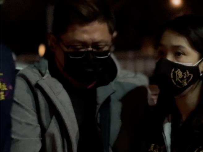 新北地檢署指揮法務部廉政署偵辦新北公務員勾結殯葬業者案，今（25）日再帶8名消防員到案。（柯毓庭攝）