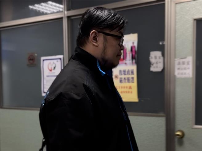 新北地檢署指揮法務部廉政署偵辦新北公務員勾結殯葬業者案，今（25）日再帶8名消防員到案。（柯毓庭攝）