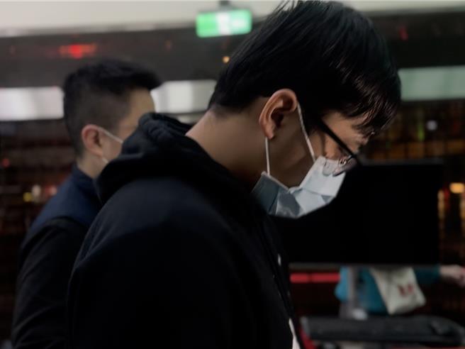 新北地檢署指揮法務部廉政署偵辦新北公務員勾結殯葬業者案，今（25）日再帶8名消防員到案。（柯毓庭攝）