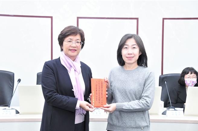 交通部觀光署日前公布112年度考核地方政府旅宿業管理輔導績效評比，彰化首次榮獲「特優」殊榮，彰化縣長王惠美得知後，特別在主管週報表揚城觀處，由處長王瑩琦代表受獎。（彰化縣政府提供／吳建輝彰化傳真）