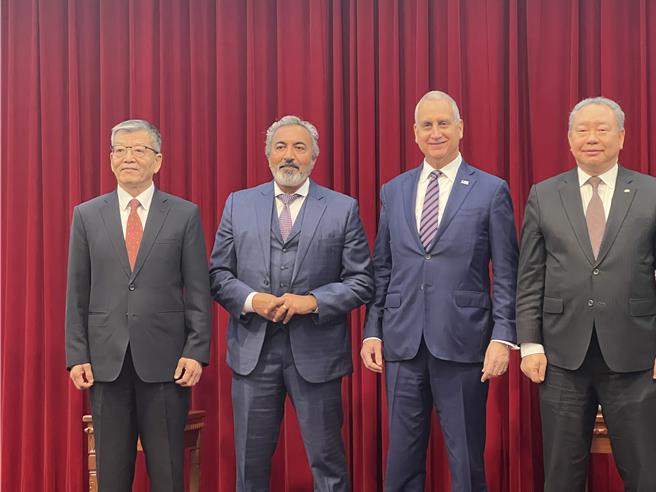 美国联邦眾议院「国会台湾连线」共同主席迪马里（Mario Diaz-Balart）及贝拉（Ami Bera）召开记者会。（蔡宗颖摄）