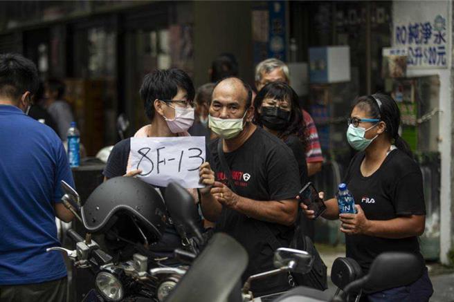 高雄市鹽埕區城中城大樓前年火災造成46死43傷，主嫌黃格格遭最高法院判決無期徒刑定讞。父母雙亡的受害家屬戴小姐（左一）淚崩哭喊「不能接受！但講什麼也沒用了！」。（本報資料照片／袁庭堯攝）