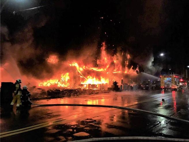 城中城大火一夜奪走46條人命。（本報資料照片）