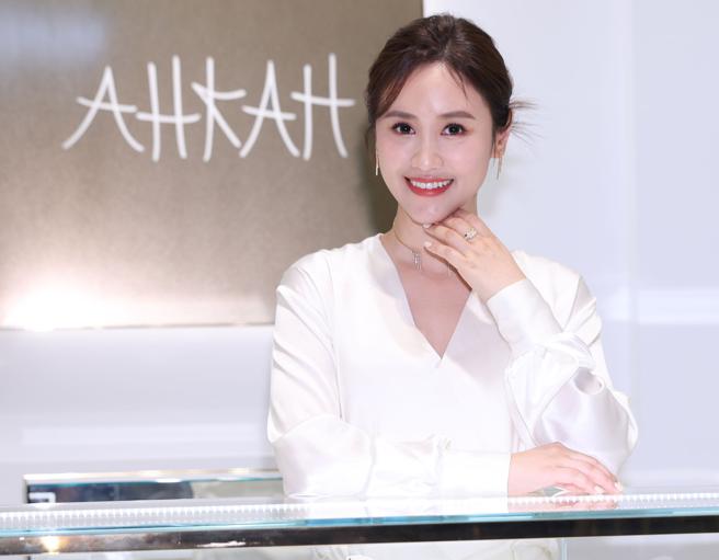 吴姗儒Sandy出席AHKAH新光三越忠孝店IAMOND TOWER新店开幕，分享为人母的生活趣味点滴。（陈俊吉摄）