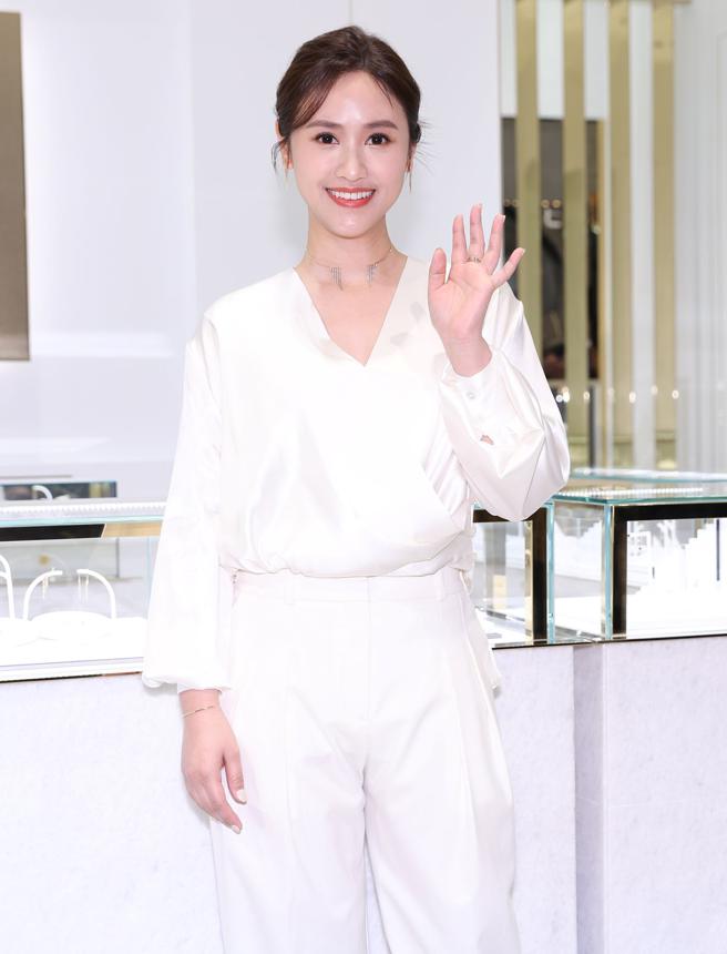 吴姗儒Sandy出席AHKAH新光三越忠孝店IAMOND TOWER新店开幕，分享为人母的生活趣味点滴。（陈俊吉摄）