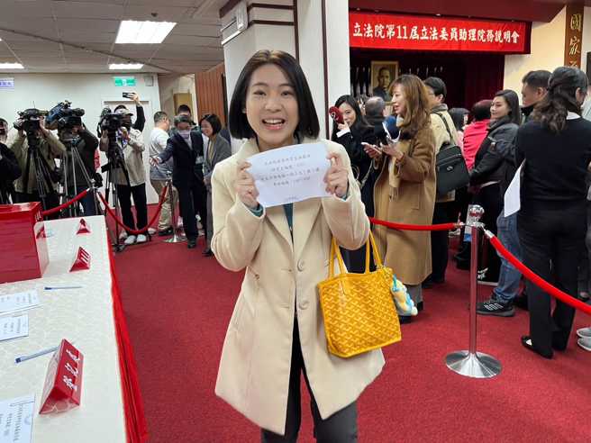 国民党新科立委徐巧芯25日与党内准立委分享社群媒体的操作心法，强调「攻击就是最好的防御」。图为徐巧芯在立法院为办公室抽籤。