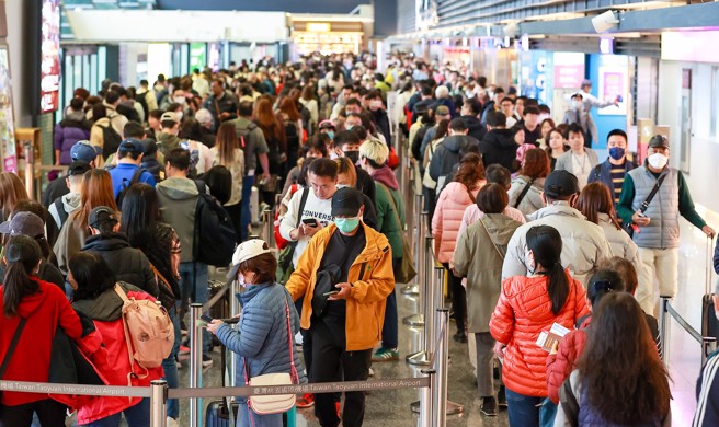 桃園機場出境人潮。（圖／本報資料照片）