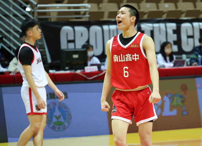 南山高中中斷光復高中跨季32連勝，南山莊政隆為球隊的勝利開心。（高中體總提供）