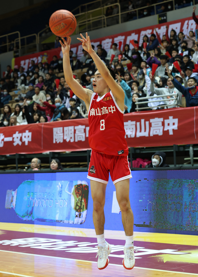 南山高中黃瀚陞投進16分，助隊擊敗光復高中。（高中體總提供）