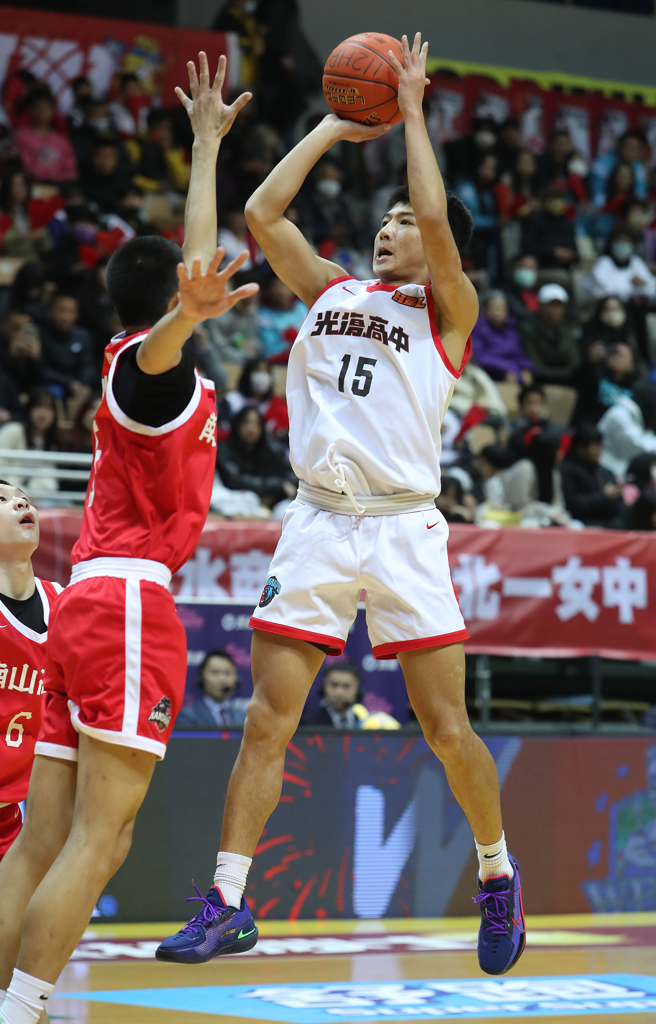光復高中謝銘駿（右）攻下10分。（劉宗龍攝）