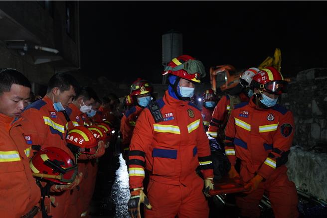 雲南鎮雄「1．22」山崩最後一名失聯人員找到，確認44人遇難。圖為搜救現場救援人員脫帽肅立，向遇難者致哀。（雲南消防救援總隊）