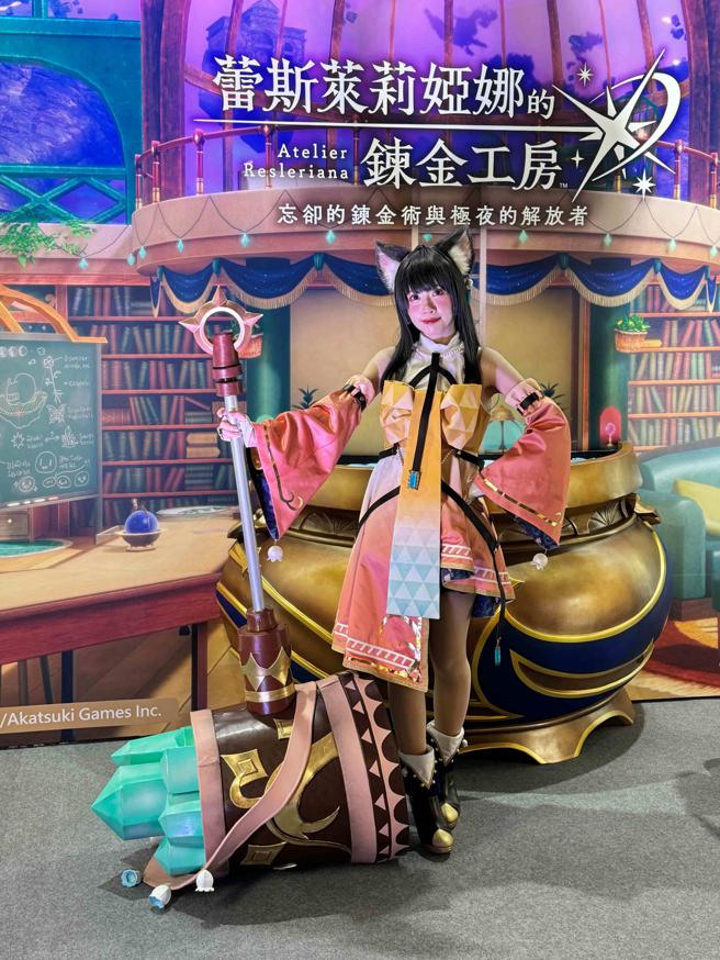 Coser裝扮成《蕾斯萊莉婭娜的鍊金工房 ～忘卻的鍊金術與極夜的解放者～》裡的角色，宣吿國際版正式上線。（古明弘攝）
