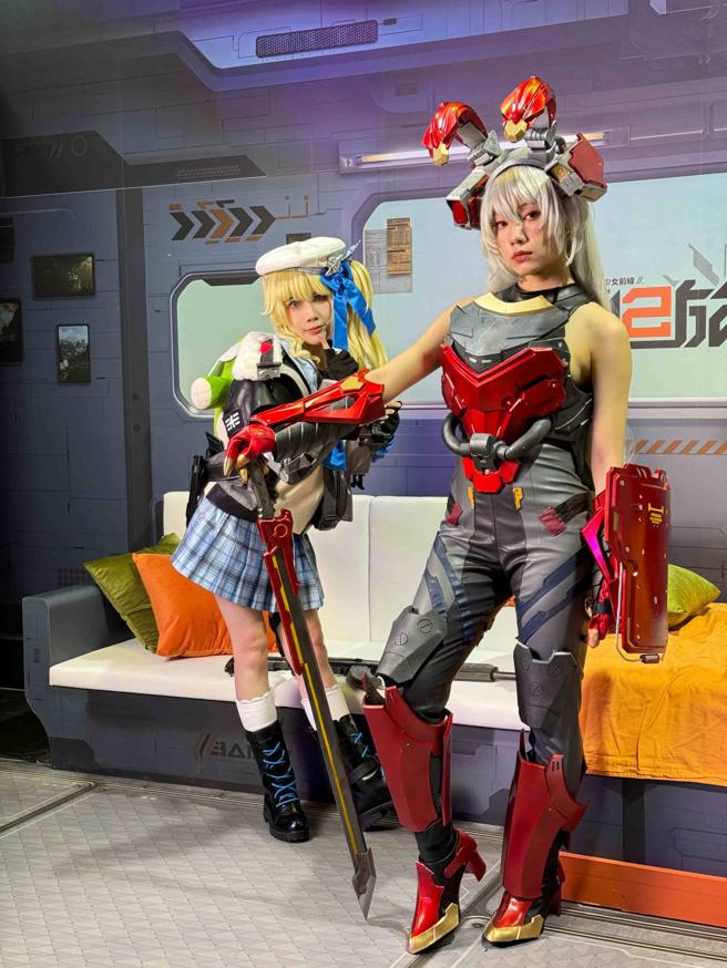 精心裝扮的Coser吸引許多玩家搶拍。（古明弘攝）