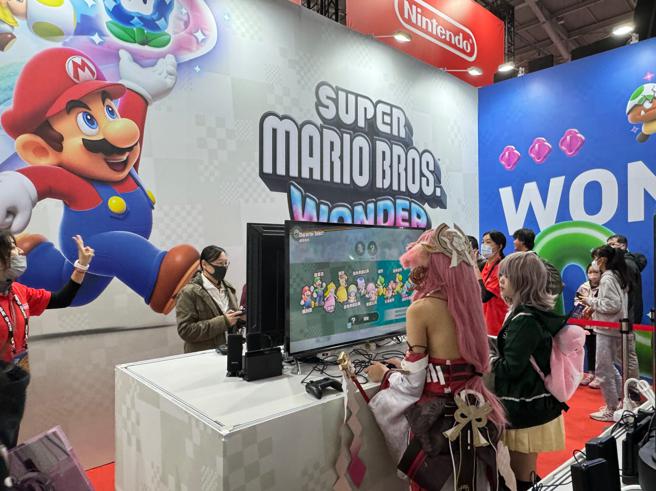 玩家在任天堂專區試玩遊戲，在沈浸式的空間裡格外有樂趣。（古明弘攝）