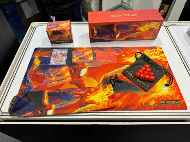 2024台北國際電玩展的寶可夢攤位上展示2月2日才發售的噴火龍頂級收藏箱，收錄特點卡「噴火龍ex」閃卡、橡膠對戰桌墊、傷害指示物骰子等多樣卡牌周邊商品。 （古明弘攝）