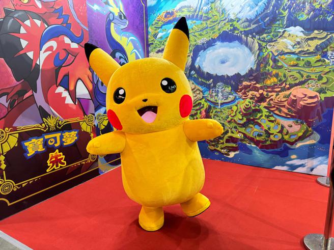 可愛的皮卡丘於特定時間出現在拍照區與玩家互動。（古明弘攝）