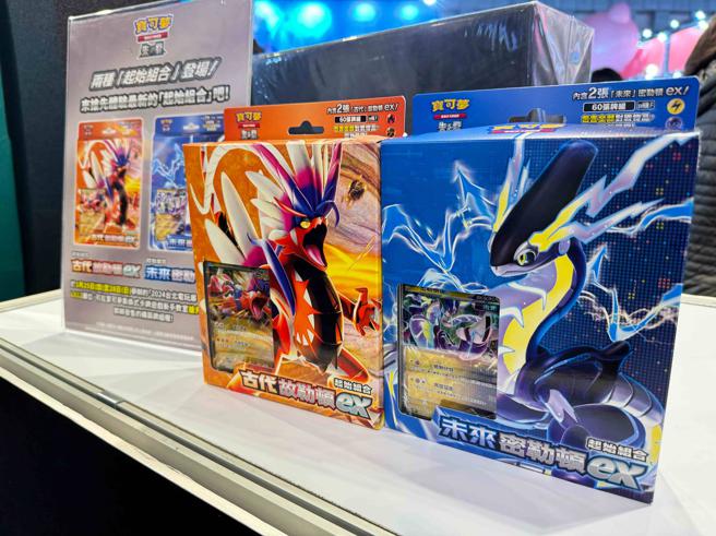 到寶可夢攤位，可搶先試玩「古代故勒頓ex」和「未來密勒頓ex」兩種最新的「起始組合」。 （古明弘攝）