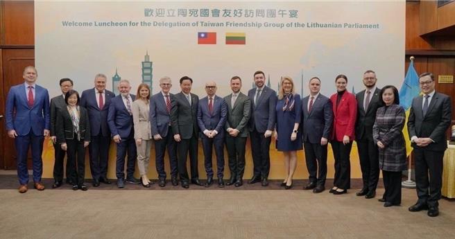 外交部长吴钊燮25日款宴「立陶宛国会友好访问团」。（外交部提供）
