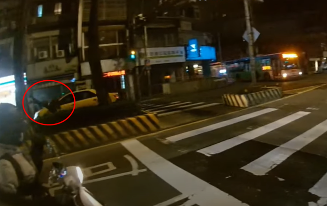 有名騎士日前晚間在等紅燈時，看見有輛計程車右轉後竟加速，造成斑馬線上1行人被撞飛。（ 圖／ 翻攝自「WoWtchout-地圖型行車影像分享平台」）