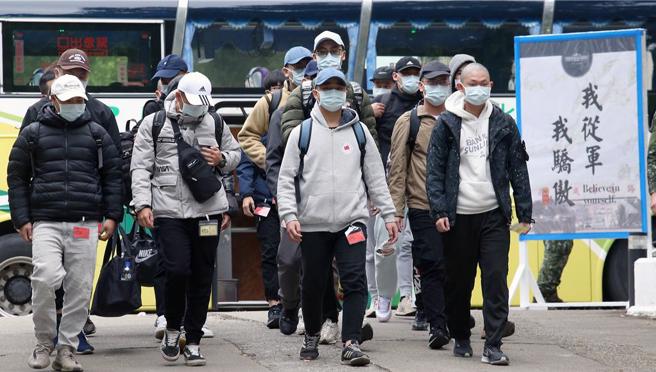 首梯1年制义务役男25日入伍，役男抵达成功岭营区后准备办理报到手续。（范扬光摄）