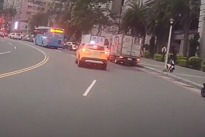 基隆麥金路上有一處社區前紅線，有9輛車閃著雙黃燈停在紅線上，造成其他車輛得跨越道路分隔線經過。（ 圖／ 翻攝自「WoWtchout-地圖型行車影像分享平台」）