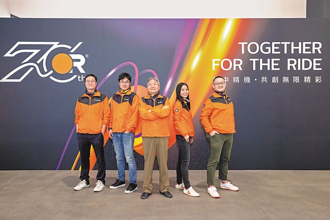 台中精機董事長黃明和（中）與大女兒黃怡穎（右二）、兒子黃獻彬（左二）、大女婿陳光柏（右一）與二女婿鄭生懋（左一）等精機第三代團隊合影。圖／台中精機提供