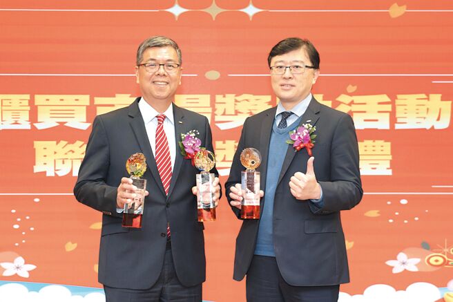 元富证券夺柜买市场交易竞赛「三冠王」，元富证券总经理张清发（左）、经纪部副总经理简翰强（右）出席领奖。图／元富证券提供