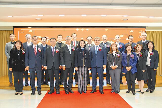 112年度柜买市场奖励活动得奖公司中信金控证券事业长张浴泽（前排左六）、元大证券副董事长黄维诚（前排左四）、群益金鼎证券总经理李文柱（前排左三）、元富证券总经理张清发（前排左二）及各受奖代表，与柜买中心总经理李爱玲（前排左五）合影留念。图／柜买中心提供