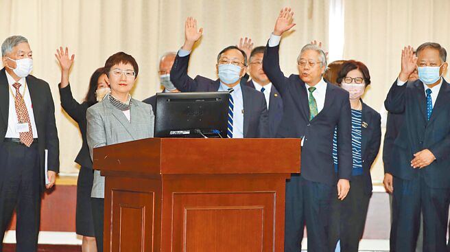 财政部公告修正《派任公民营事业机构负责人经理人董监事管理要点》松绑公股董监事派任2措施。图为公股银行、金控董座在立法院接受质询。（本报资料照片）