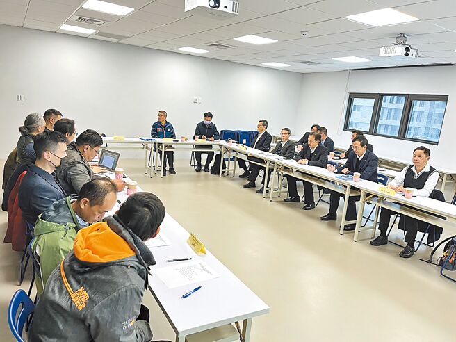 取得罢工权的桃园市机师职业工会24日下午工会与长荣航空劳资协商。（桃园市劳动局提供／赖佑维桃园传真）