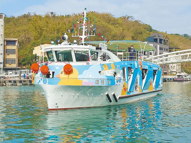 高雄輪船公司暌違6年有新船下水，「雄棧1號」披上黃色小鴨塗裝亮相，於24日舉行啟用典禮。（任義宇攝）