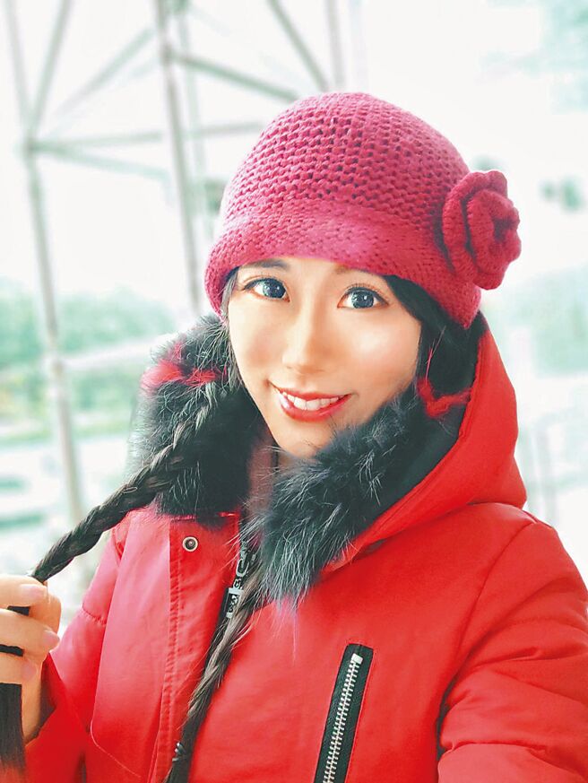 中天主播劉盈秀非常怕冷，這次也加入陽明山追雪任務。（中天新聞提供）