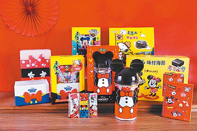 為搶攻春節百億禮盒商機，元本山推4款肖像聯名禮盒（見圖），其中「米奇造型海苔罐」以立體圓耳朵配經典紅色短褲及豪華燕尾服，俏皮十足，吃完後還可作為收納桶。（聯華食品提供）